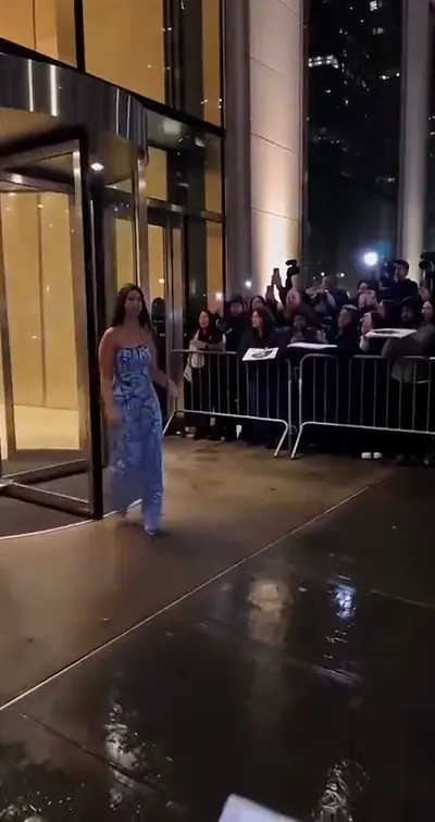 One clear photo, ready for the cameras. — Full body
